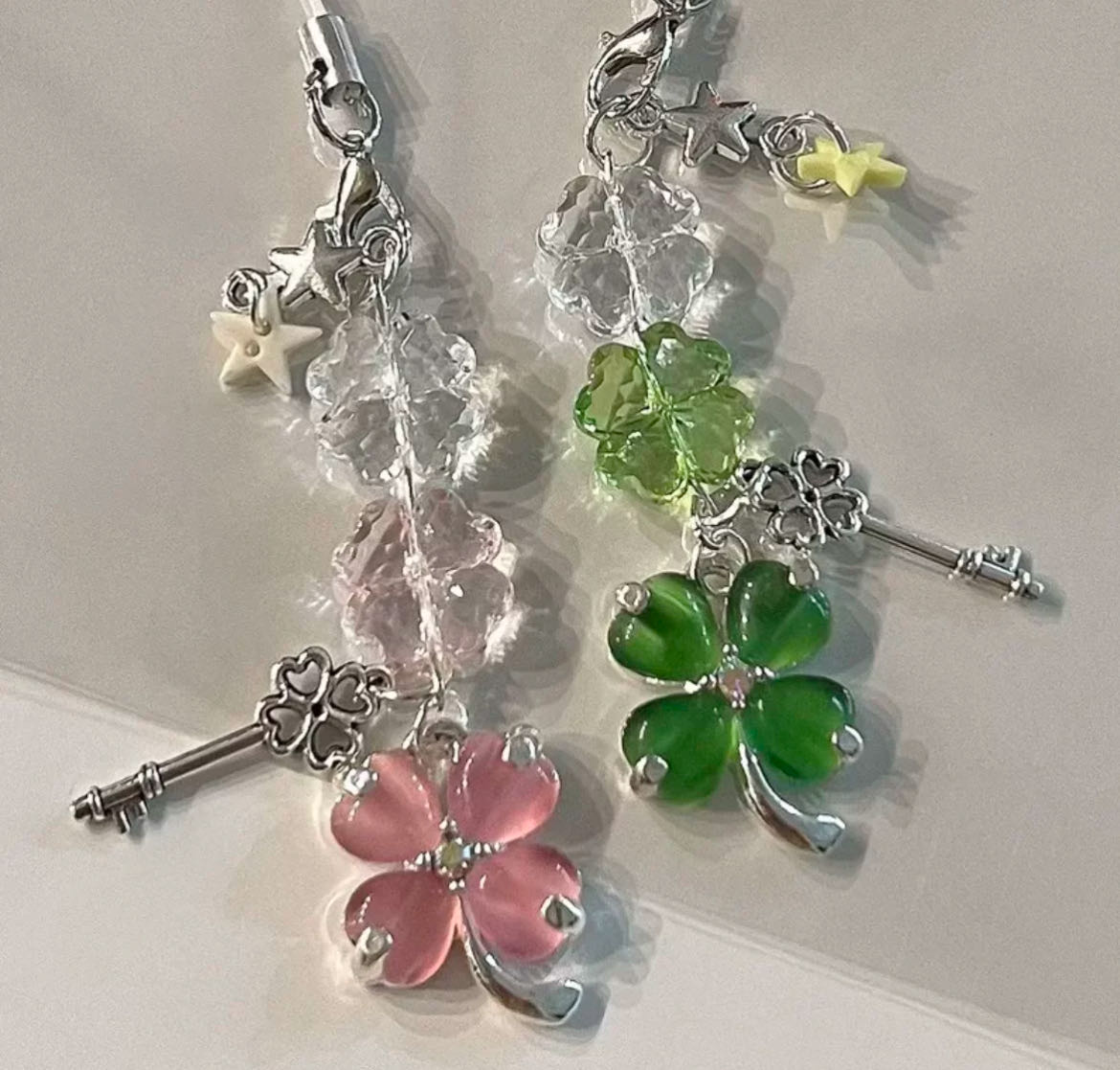 Handmade lucky four-leaf clover beaded mobile phone chain, card book pendant, bag pendant, cute girl